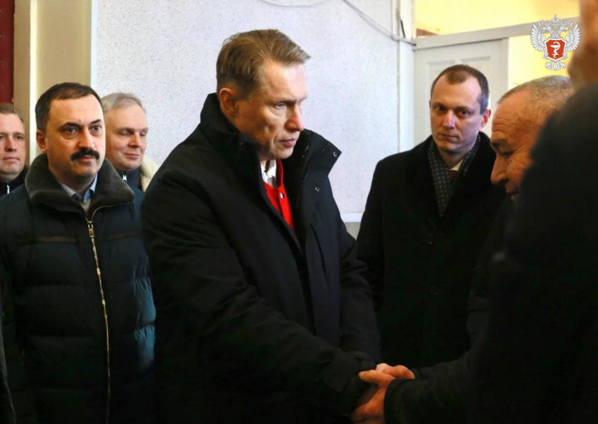 Министр здравоохранения РФ посетил одну из больниц Луганска