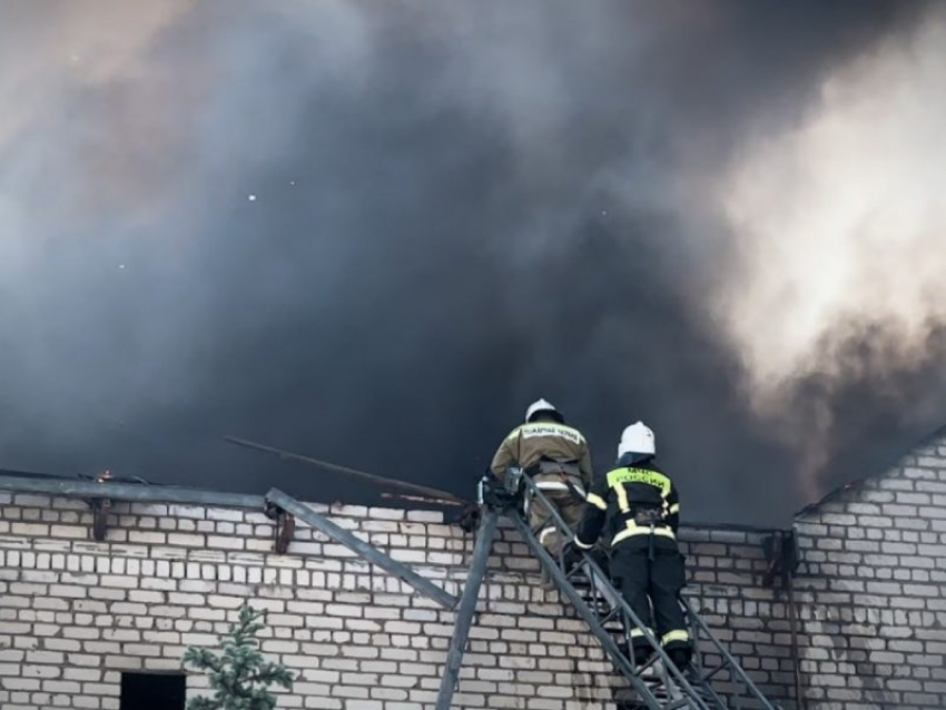 Обстрел Юбилейного в Луганске: пожар после атаки потушен, известно о 12 раненых, пострадавшие могут обратиться в мобильный штаб
