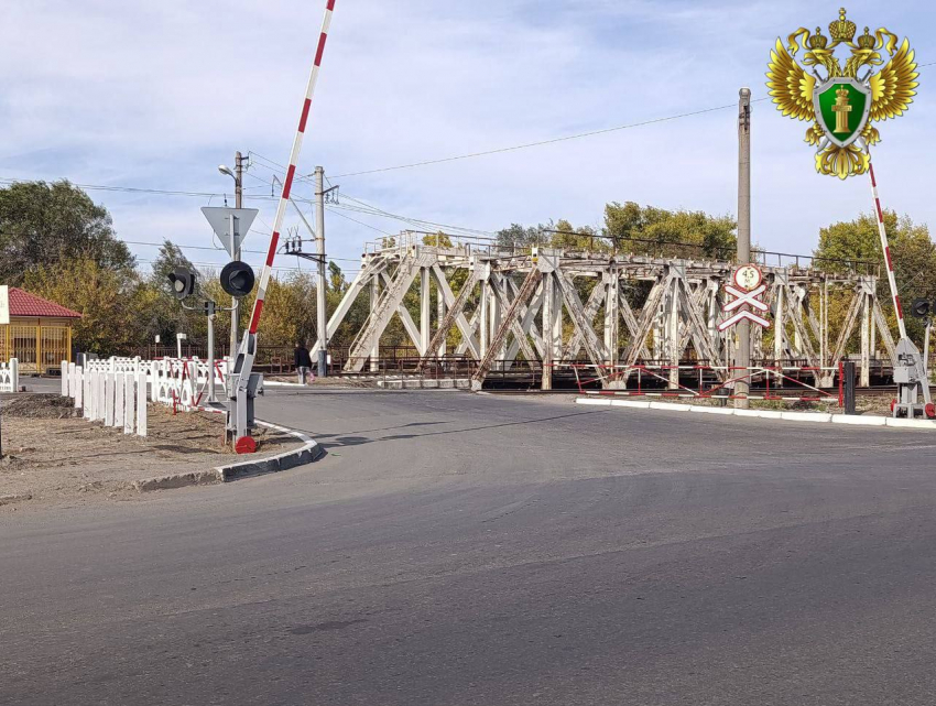 Железнодорожников заставили чинить светофоры и связь на переездах в ЛНР