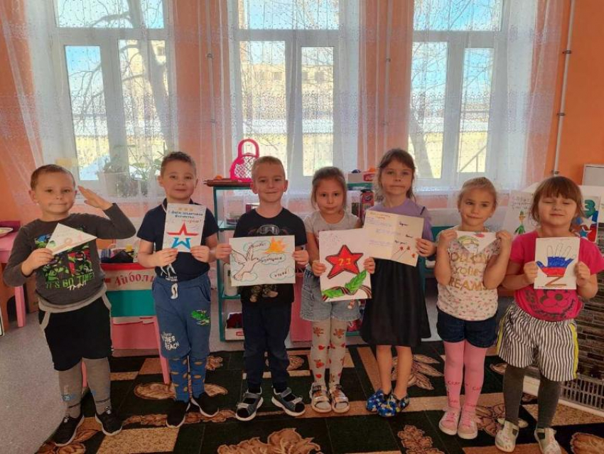 Трогательные открытки для бойцов СВО изготовили дети из Красного Луча ЛНР 