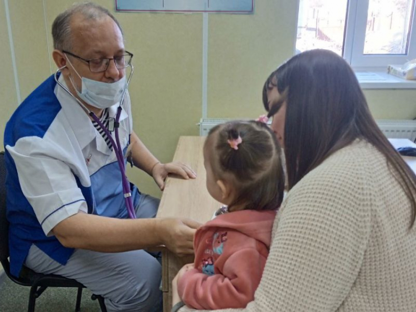 Волгоградский врач осмотрел 120 детей Станично-Луганского района ЛНР